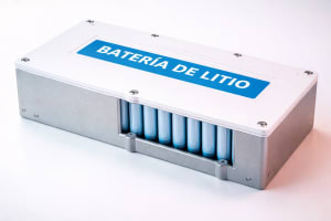Batería de litio con celdas visibles en módulo metálico