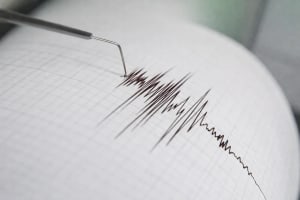Sismógrafo registrando ondas sísmicas tras un temblor en papel gráfico