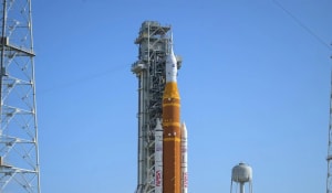 Cohete Artemis II y nave Orion en la plataforma de lanzamiento 39B en el Centro Espacial Kennedy