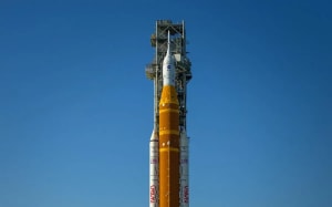 Cohete Artemis II y nave Orion en la plataforma 39B del Centro Espacial Kennedy antes de su misión lunar