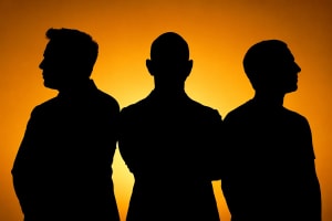 Siluetas de Elon Musk, Jeff Bezos y Mark Zuckerberg