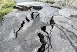 Grietas en una carretera provocadas por un terremoto