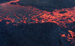 Campo de lava activa sobre roca volcánica