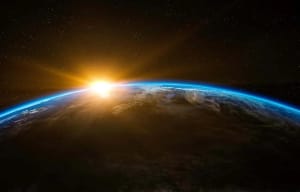 Planeta Tierra iluminado por el Sol desde el espacio