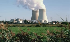 Central nuclear con torres de refrigeración expulsando vapor