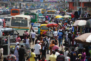 Calle concurrida y tráfico urbano en una ciudad africana