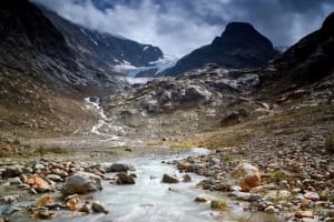 Río de deshielo y glaciar en una zona montañosa del Himalaya