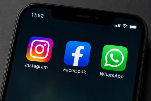 Primer plano de Instagram, Facebook y WhatsApp en un teléfono inteligente