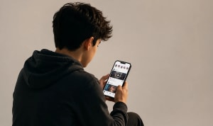 Joven usando una app de redes sociales en su móvil
