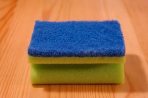 Esponja de cocina sobre una superficie de madera