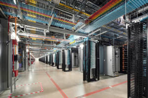 Interior de un centro de datos con filas de servidores y cableado de red