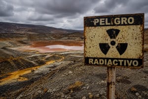 Cartel de peligro radiactivo en zona contaminada