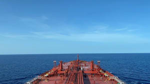 Petrolero navegando en mar abierto para el transporte de crudo.