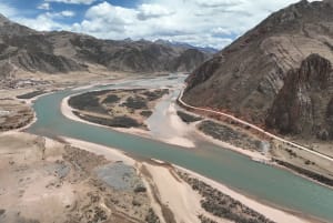 Río de montaña en la meseta Qinghai-Tíbet