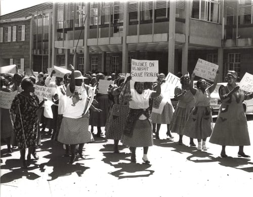 Mujeres basotho manifestándose contra la violencia de género en la Universidad Nacional de Lesotho