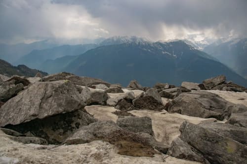 Formaciones rocosas en una montaña bajo un cielo nublado