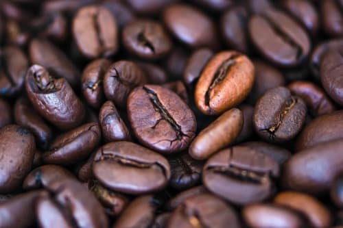 Primer plano de granos de café tostados en detalle