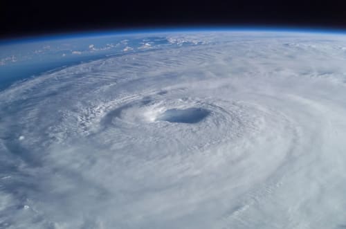 huracán Isabel con un ojo perfectamente definido sobre el Atlántico