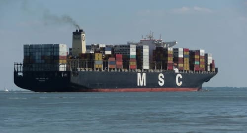 Buque portacontenedores de MSC navegando cargado con contenedores en mar abierto