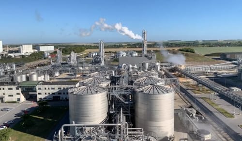 Planta industrial de producción de biometano con tanques y tuberías en operación