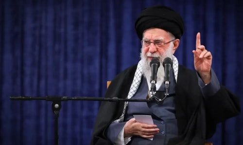 Alí Jameneí durante una intervención pública ante micrófonos