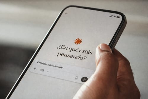 Aplicación de Claude de Anthropic abierta en un teléfono móvil