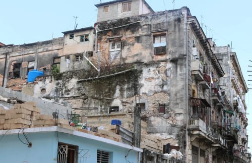 Edificio residencial deteriorado en La Habana, Cuba