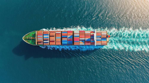 Portacontenedores navegando en mar abierto visto desde arriba