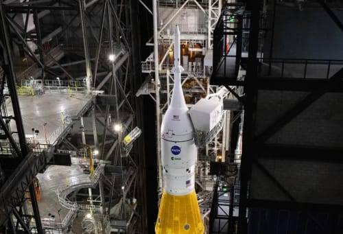 Transportador de orugas de la NASA moviendo el cohete Artemis II SLS con la nave Orion