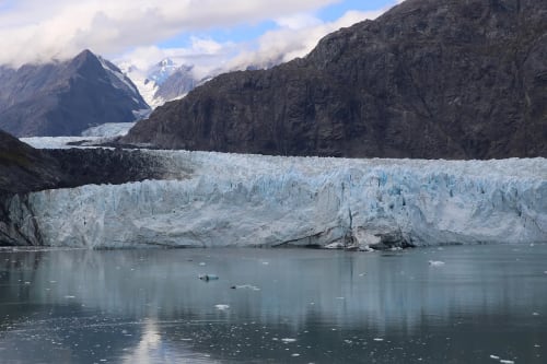 Glaciar descendiendo hacia un lago rodeado de montañas