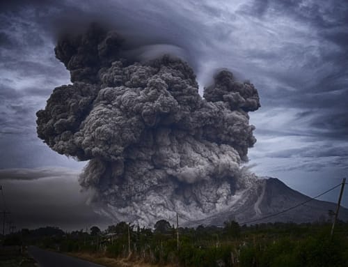 Erupción volcánica con gran columna de ceniza elevándose sobre el paisaje. Imagen ilustrativa. Créditos: Pixabay.