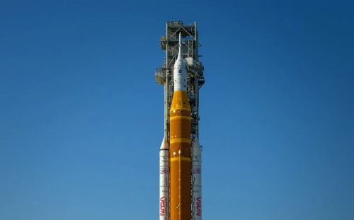 Cohete Artemis II y nave Orion en la plataforma 39B del Centro Espacial Kennedy antes de su misión lunar