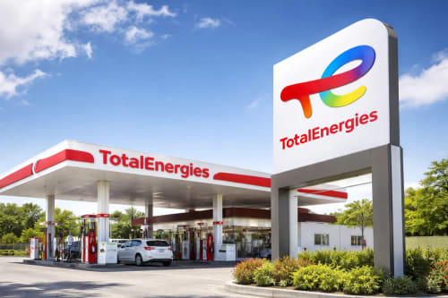 Gasolinera TotalEnergies con surtidores y señal exterior