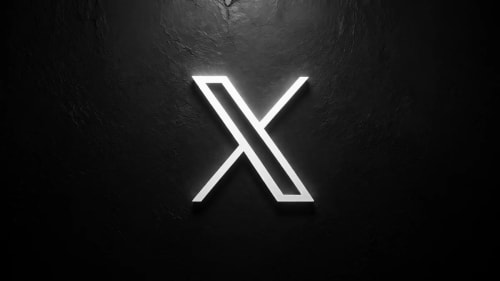 Logo de X sobre pared oscura minimalista