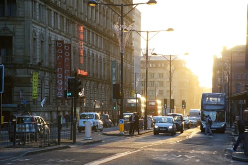 Calle del centro de Manchester con tráfico urbano y edificios