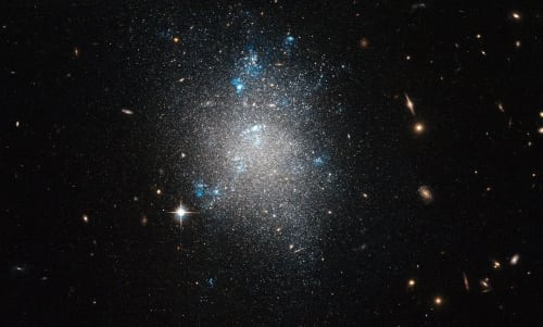 Galaxia enana irregular NGC 5477 con regiones de formación estelar brillante