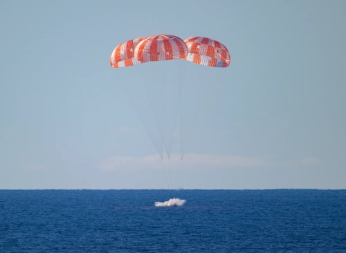 Cápsula Orion amerizando en el océano Pacífico tras la misión Artemis II