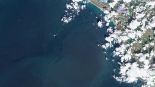 Imagen satelital de una mancha de fuel frente a la costa de Anapa" class="image