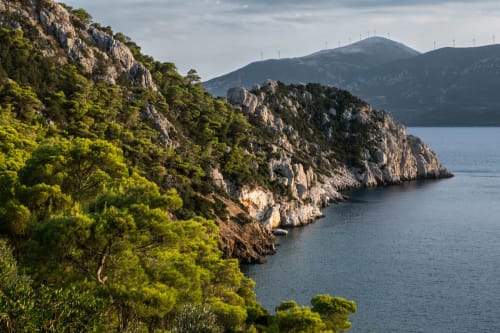 Costa rocosa del volcán Methana con vegetación y acantilados junto al mar