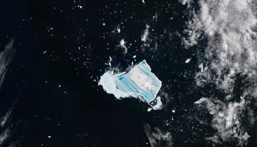 Iceberg A-23A fragmentándose en el Atlántico Sur