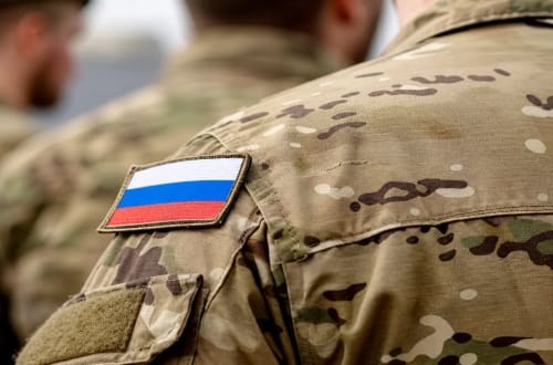 Soldado con parche de la bandera rusa en el uniforme.