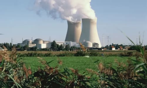 Central nuclear con torres de refrigeración expulsando vapor