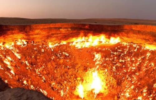 Puerta del Infierno ardiendo en el desierto.