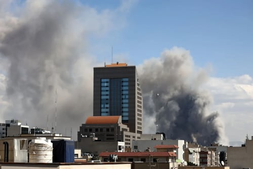 Columnas de humo sobre edificios en Teherán durante el conflicto