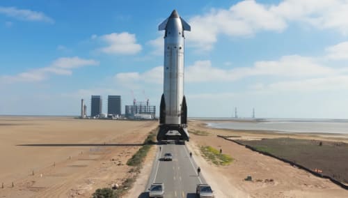 Starship de SpaceX sobre plataforma de transporte