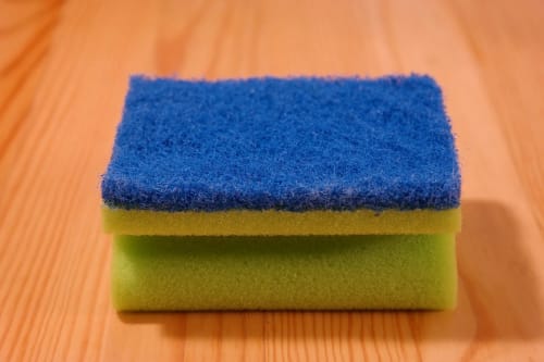 Esponja de cocina sobre una superficie de madera