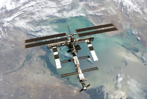 Estación espacial orbitando la Tierra vista desde el espacio