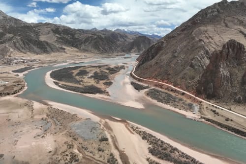 Río de montaña en la meseta Qinghai-Tíbet