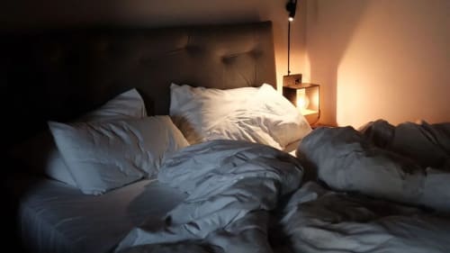 Cama desordenada tras una noche sin dormir