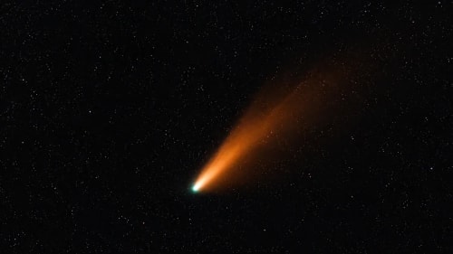 Cometa interestelar 3I/ATLAS cruzando el espacio profundo